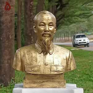 Tượng chân dung Bác Hồ bằng composite cao 30cm - TBH004 là mẫu tượng có kích cỡ nhỏ gọn, thích hợp trang trí tại nhiều không gian hoặc làm quà mừng tặng ý nghĩa. Sản phẩm được sản xuất trực tiếp tại xưởng điêu khắc Grand Art.